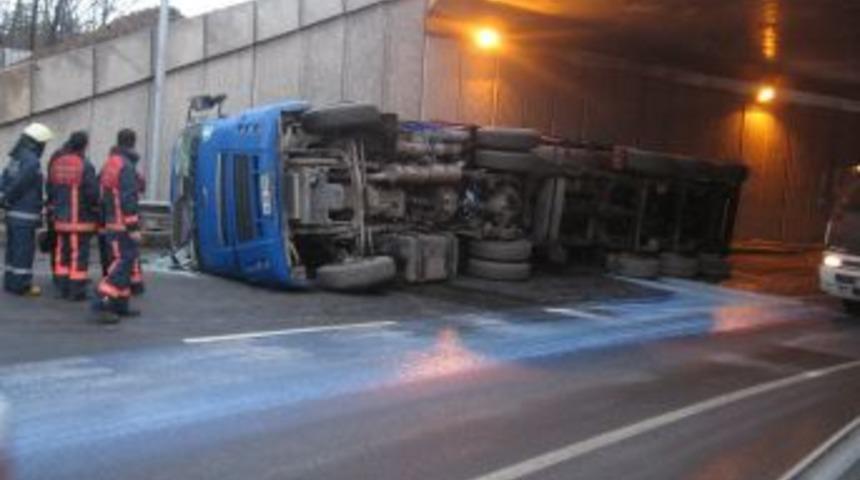 Virajı alamayan TIR devrildi