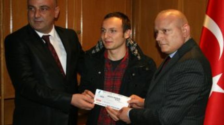 Şampiyona yerine depremzedelere yardıma koştu, aldığı &ouml;d&uuml;l&uuml; de onlara bağışladı