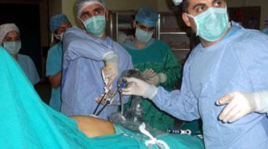 Diyarbakır&rsquo;da bir ilk daha: G&ouml;bek deliğinden safra kesesi ameliyatı yapıldı