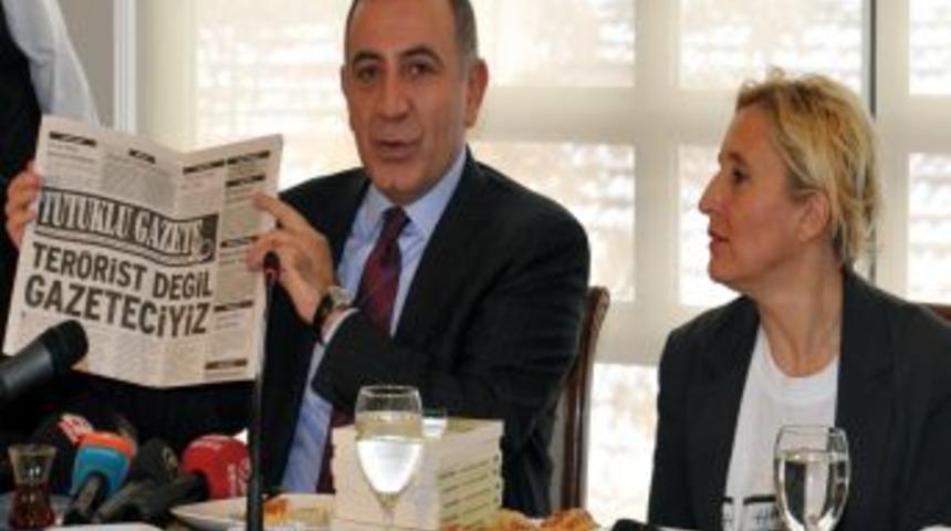 G&uuml;rsel Tekin: Sayın savcı &ouml;nce CHP'nin tarihine iyi baksın