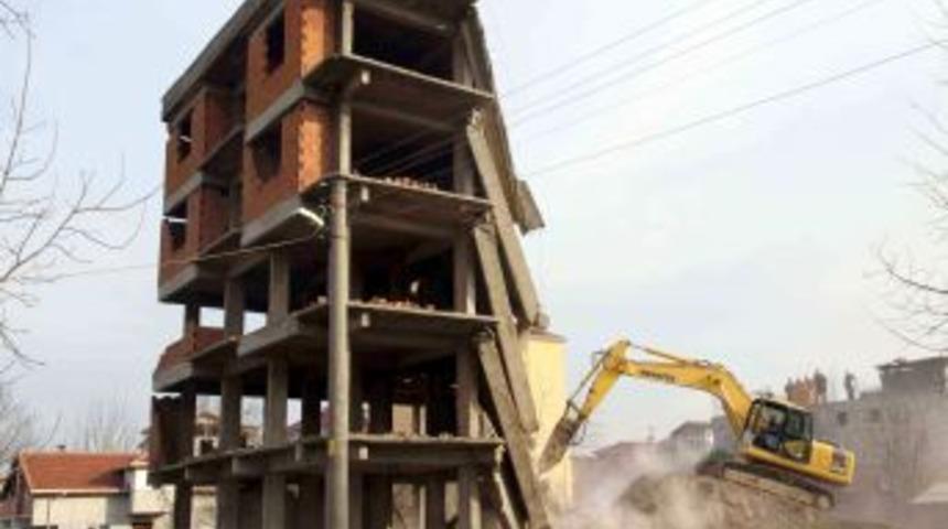 Depremde ağır hasar g&ouml;ren bina yıkıldı