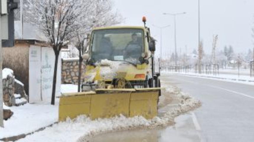 Başkent'te karla m&uuml;cadele ekipleri hazır bekletiliyor