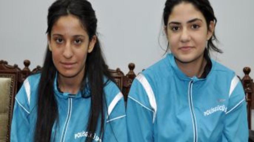 Bir yıl &ouml;nce boksa başlayan iki gen&ccedil; T&uuml;rkiye derecesi aldı