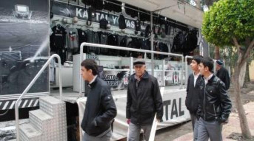 Beşiktaş Mobil Tır'ı ilgi odağı oldu