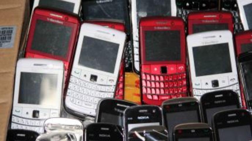 Yurt dışından getirdiği ka&ccedil;ak telefonlarla saltanat s&uuml;rm&uuml;şler