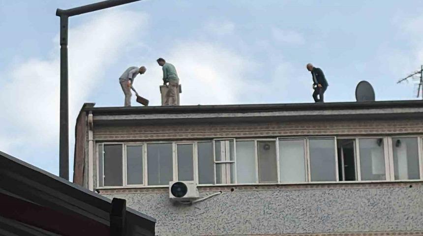 7 katlı binanın &ccedil;atısında tehlikeli &ccedil;alışma