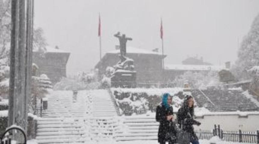 Afyonkarahisar&rsquo;da 80 k&ouml;y yolu trafiğe kapandı