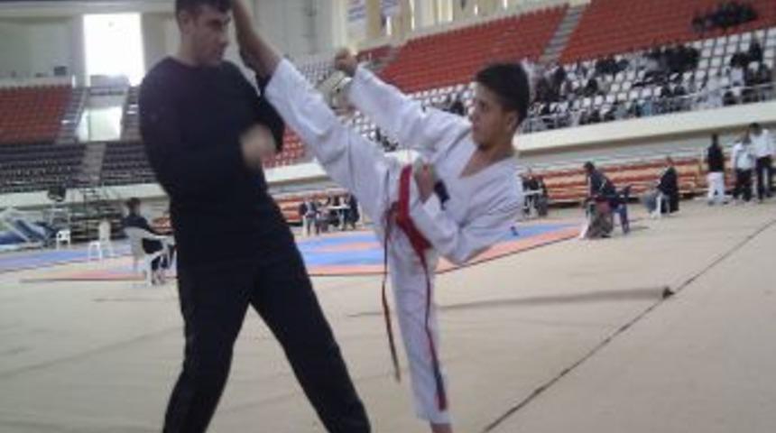 Milli takıma sporcu g&ouml;ndermenin gururunu yaşıyorlar