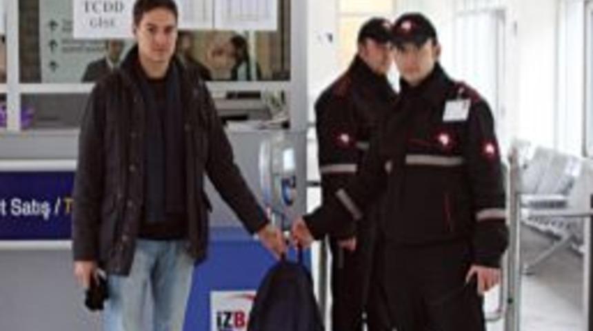 Hırvat turistin 20 bin lira değerindeki &ccedil;antasını g&uuml;venlik g&ouml;revlisi buldu