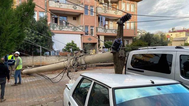 Devrilen elektrik direği otomobile çivi gibi saplandı