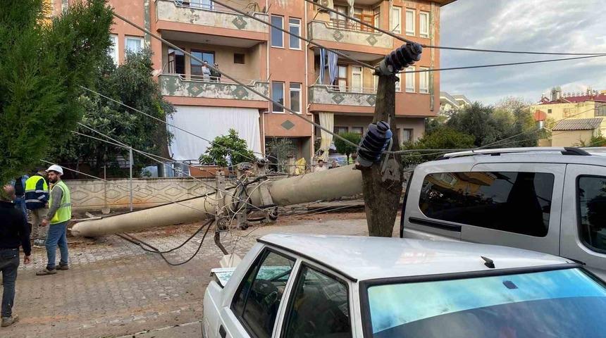 Devrilen elektrik direği otomobile &ccedil;ivi gibi saplandı