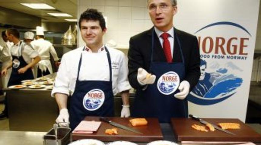 Norve&ccedil; Başbakanı Stoltenberg, &Ccedil;ırağan&rsquo;da &ldquo;Sashimi&rdquo; yaptı