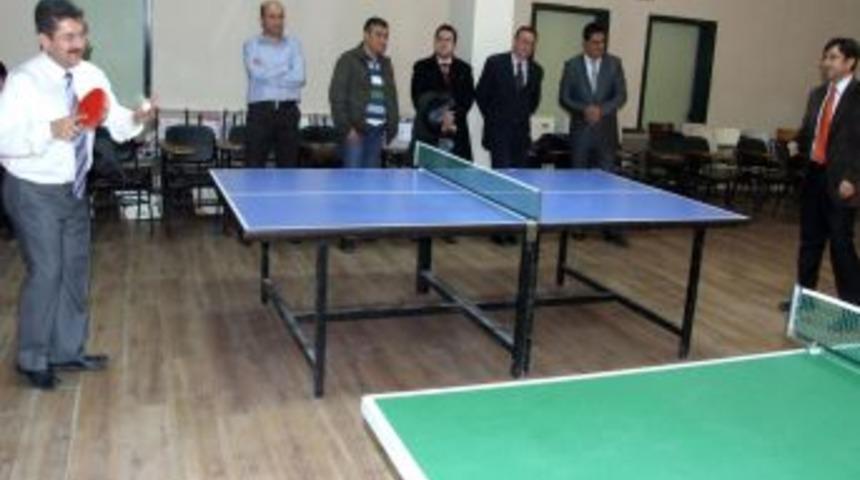 Kaymakam ile Milli Eğitim M&uuml;d&uuml;r&uuml; masa tenisi ma&ccedil;ı yaptı
