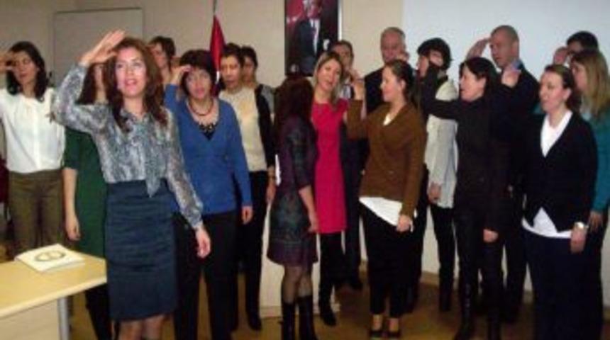 Hastanelerde engellilere işaret diliyle hizmet veriliyor