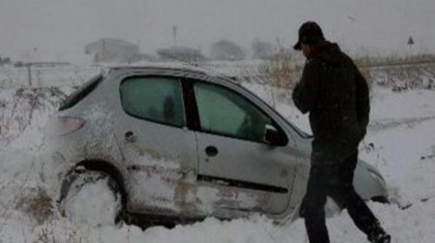 K&uuml;tahya'da kar yağışı ulaşımı olumsuz etkiliyor
