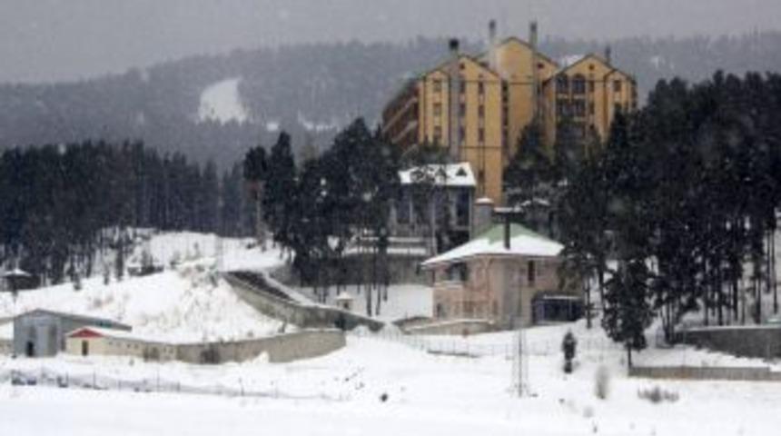 Bayraktepe'de kar kalınlığı 115 santimetreye ulaştı