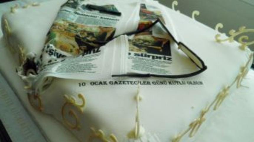 Muhabirler, gazete şeklindeki pastayla g&uuml;nlerini kutladı