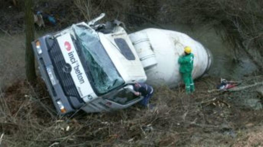 Beton mikseri dereye u&ccedil;tu, s&uuml;r&uuml;c&uuml; yaralandı