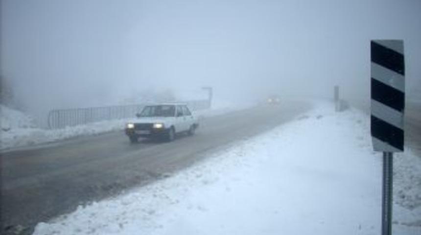 Isparta&rsquo;da kar yağışı ulaşımı zorlaştırıyor