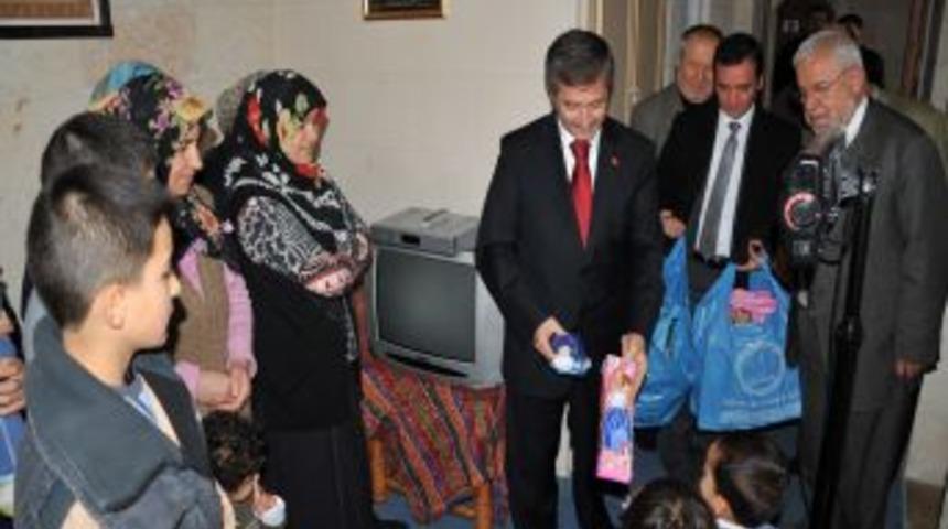 Vanlı depremzedelere moral ziyareti