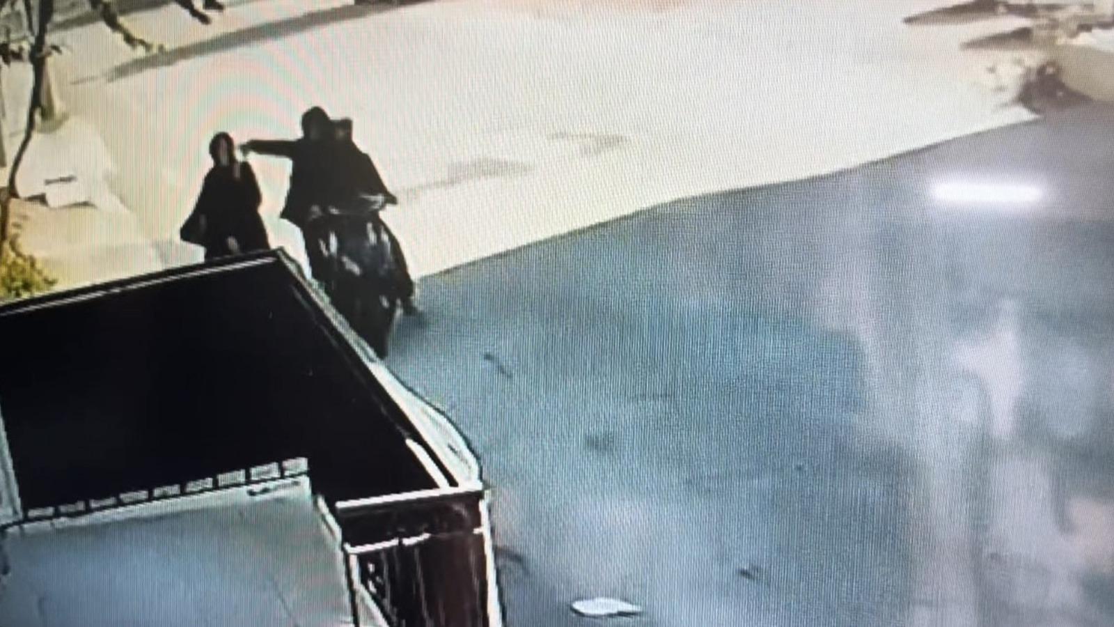 Telefonla konuşurken kapkaça uğradı! O anlar kamerada 📹