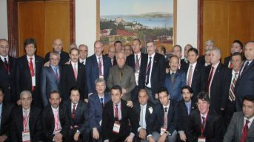 Gazeteciler, &Ccedil;i&ccedil;ek'ten 'yıpranma hakkı'nı geri istedi