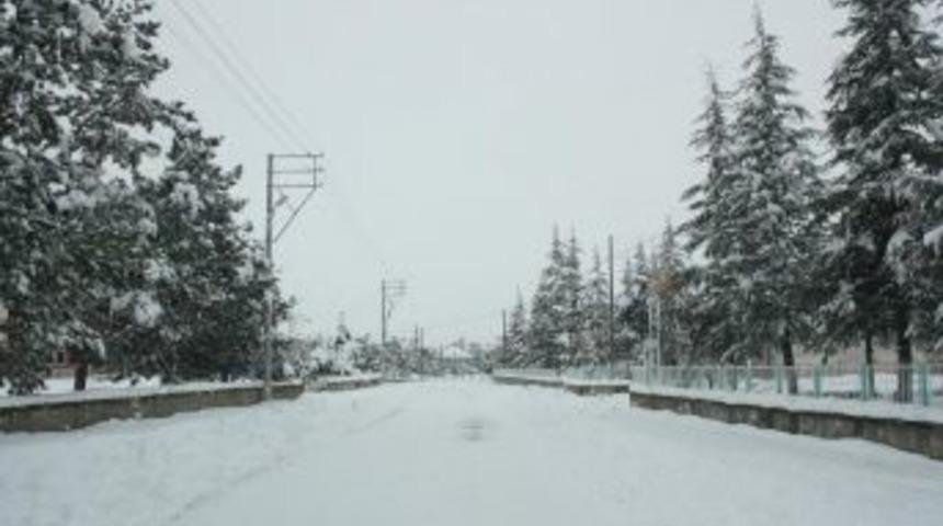 Şuhut'ta eğitime kar engeli: Okullar 1 g&uuml;n tatil edildi