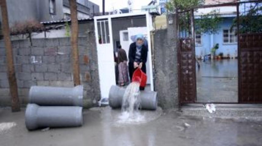 Adana'da yağış sebebiyle evler su altında kaldı