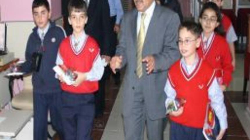 Takdirnameyi getiren &ouml;ğrenci hikaye kitabını kapacak