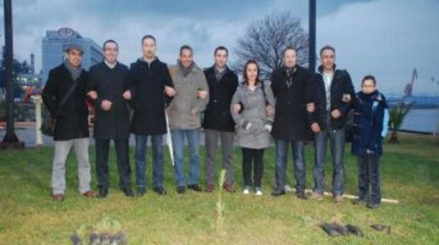 5 gazetenin &ccedil;alışanları Erdemir&rsquo;i fidan dikerek protesto etti