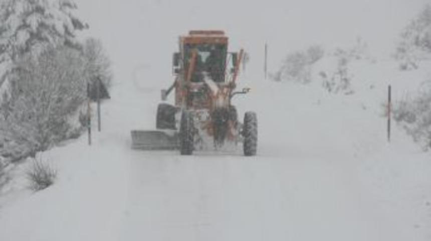 Beypazarı'nda kar kalınlığı y&uuml;kseklerde 30 santimetreyi buldu