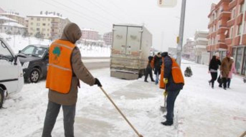 Mamak'ta kar timleri g&ouml;rev başında