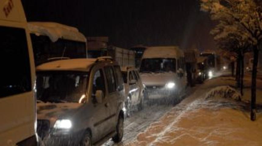 &Ouml;zdilek kavşağında s&uuml;r&uuml;c&uuml;ler yolda mahsur kaldı