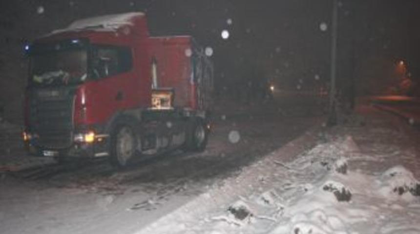 Kar y&uuml;z&uuml;nden kayan TIR trafiği engelledi