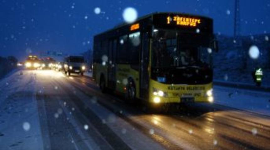 K&uuml;tahya'da kar yağışı ve tipi ulaşımı olumsuz etkiliyor