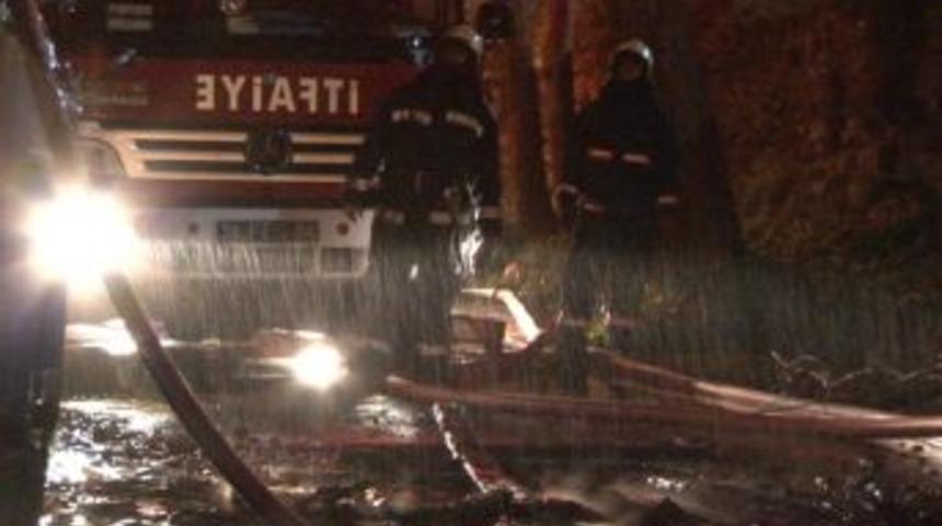 Alevleri s&ouml;nd&uuml;rmek isteyen itfaiyenin yardımına yağmur yetişti