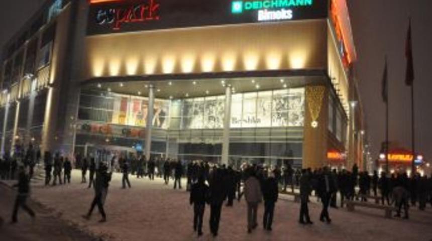 Sınavlardan bunalan gen&ccedil;ler, Facebook'ta &ouml;rg&uuml;tlenerek kartopu oynadı