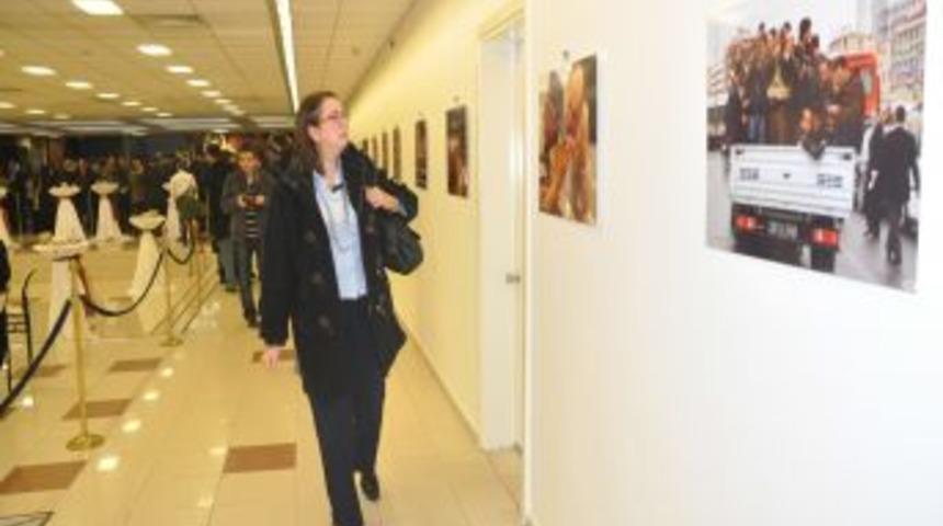 İzmir'de gazetecilerin haber ve fotoğraf sergisi a&ccedil;ıldı