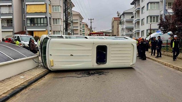 Afyonkarahisar&rsquo;da korkutan kaza! Minib&uuml;s devrildi, 16 kişi yaralandı 1