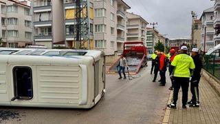 Afyonkarahisar’da korkutan kaza! Minibüs devrildi, 16 kişi yaralandı