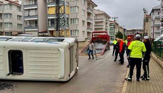Afyonkarahisar&rsquo;da korkutan kaza! Minib&uuml;s devrildi, 16 kişi yaralandı