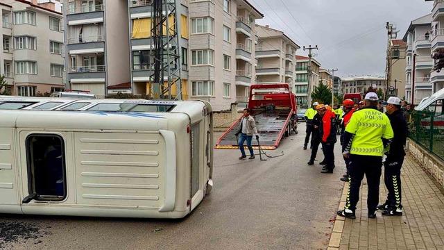 Afyonkarahisar’da korkutan kaza! Minibüs devrildi, 16 kişi yaralandı