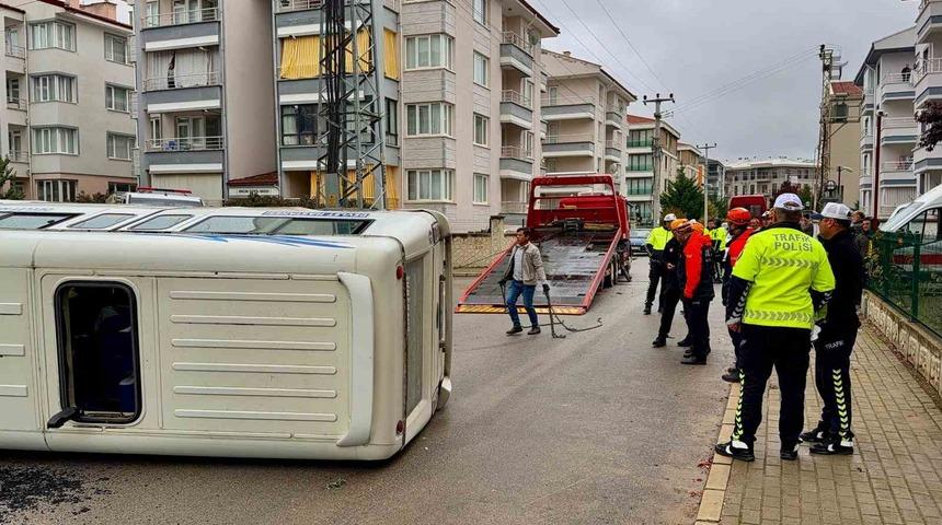 Afyonkarahisar&rsquo;da korkutan kaza! Minib&uuml;s devrildi, 16 kişi yaralandı