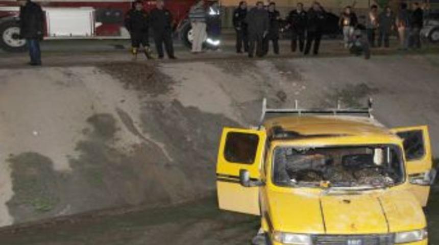 Dereye d&uuml;şen ara&ccedil; i&ccedil;inde yanarak &ouml;ld&uuml;