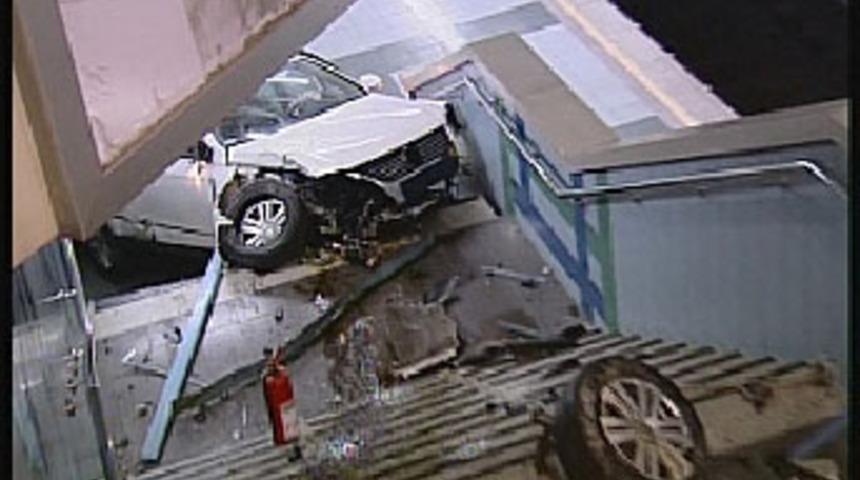 Otomobil, metro istasyonuna u&ccedil;tu