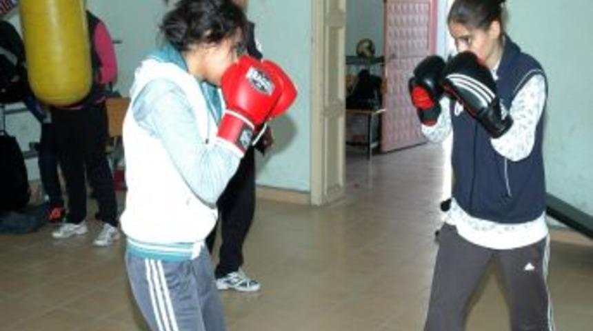 Osmaniyeli bayan boks&ouml;rler 5 madalya ile d&ouml;nd&uuml;