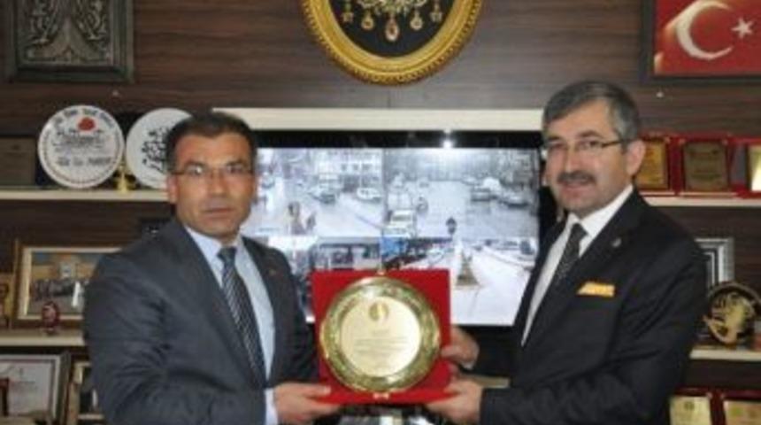 Başkan Vidinel'e plaket