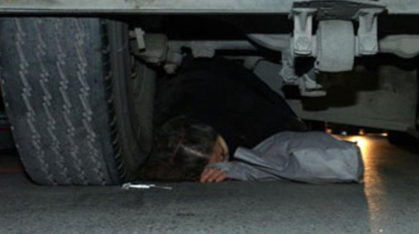 Otob&uuml;s altında can pazarı