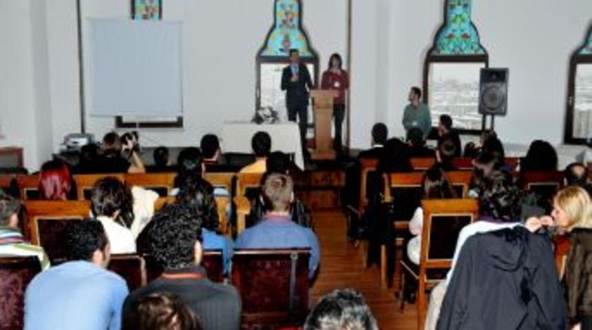 16 &uuml;lkeden 43 gen&ccedil; gazeteci 'ileri gazetecilik' i&ccedil;in bira araya geldi