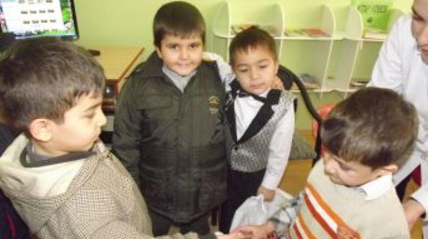 &Ccedil;ocuklara hediyeleşmeyi &ouml;ğretmek i&ccedil;in &lsquo;kardeş okul&rsquo; projesi geliştirdiler